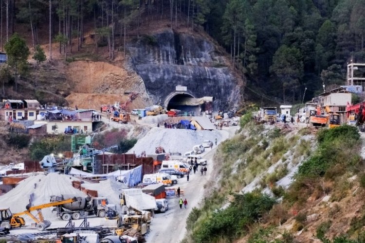Hindistan'da &ccedil;&ouml;ken t&uuml;nelde mahsur kalan 41 iş&ccedil;i i&ccedil;in dikey sondaj yapılacak