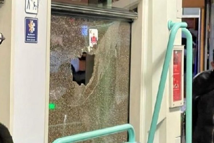İstanbul'da tramvaya taşlı saldırı yapıldı!