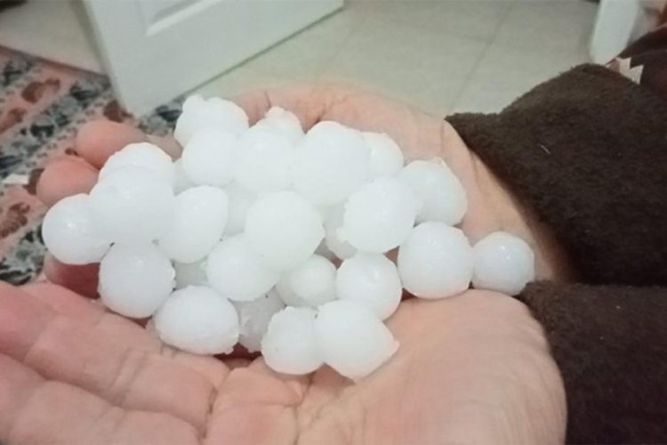 Mersin'de bilye b&uuml;y&uuml;kl&uuml;ğ&uuml;nde dolu yağdı