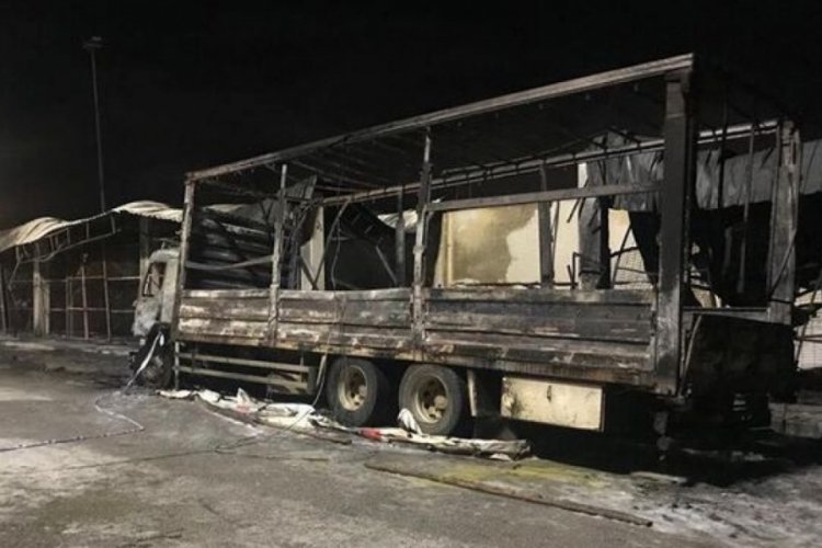 İzmir'de halde &ccedil;ıkan yangında 10 d&uuml;kkan zarar g&ouml;rd&uuml;