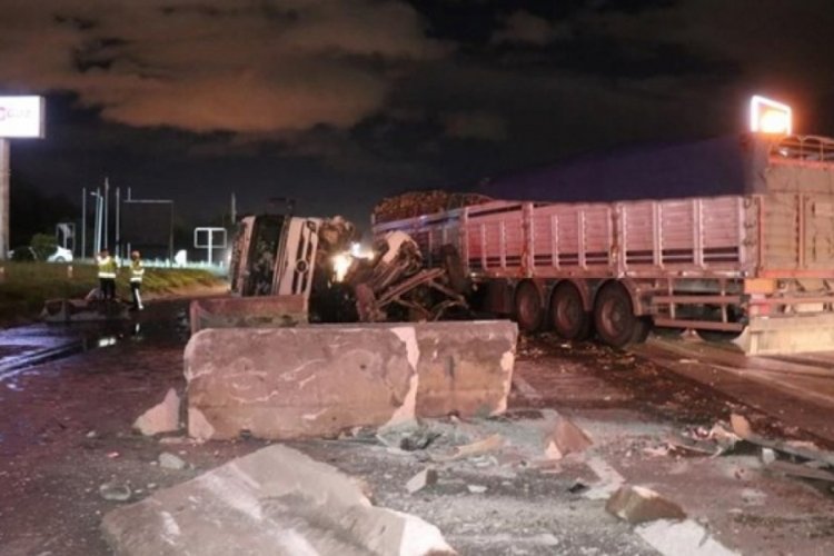 Sakarya'da tekeri patlayan TIR karşı şeride ge&ccedil;ti! TIR hurdaya d&ouml;nd&uuml;