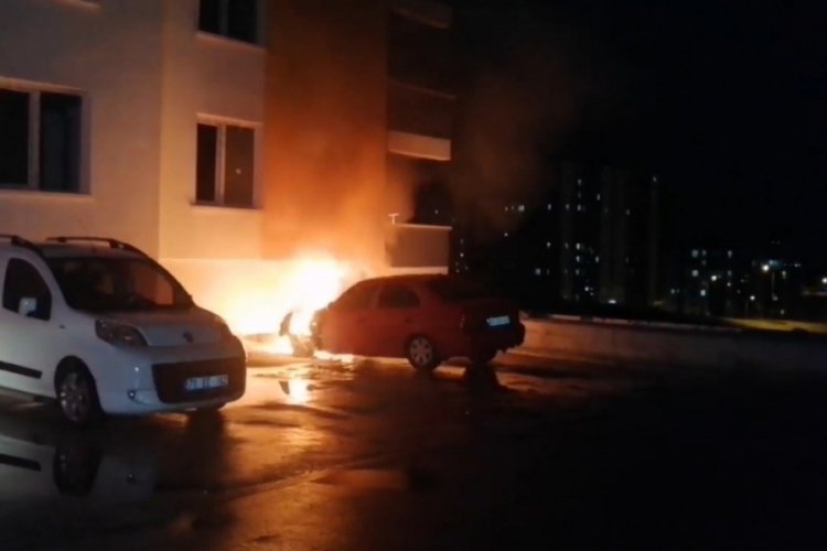 Kırıkkale'de park halindeki otomobil alev alev yandı
