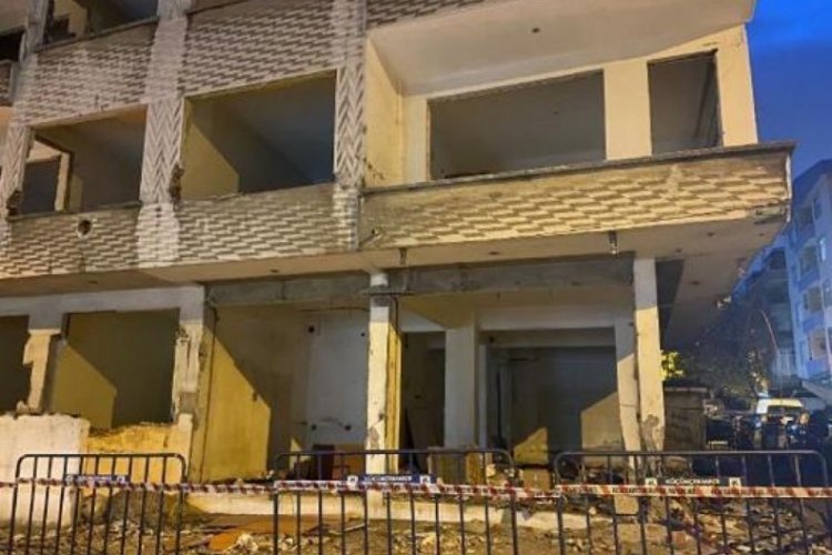 İstanbul'da yıkılması i&ccedil;in boşaltılan 5 katlı bina korku sa&ccedil;ıyor