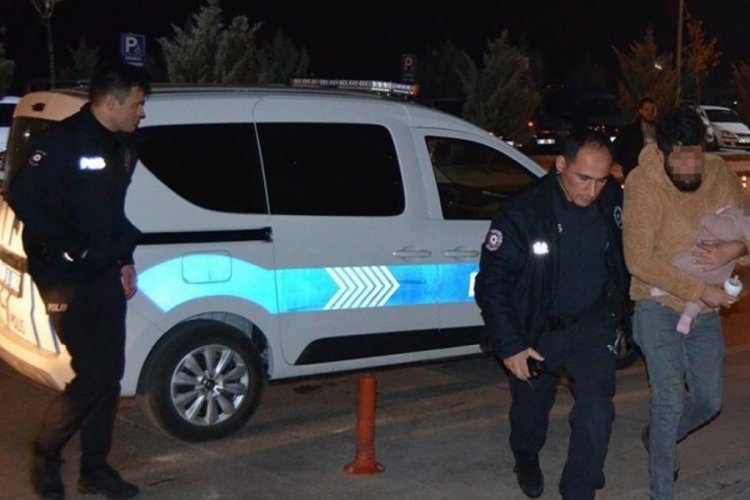 Aksaray'da eşini bı&ccedil;aklayan ş&uuml;phelinin g&ouml;zaltına alınırken kucağındaki bebek, devlet korumasında