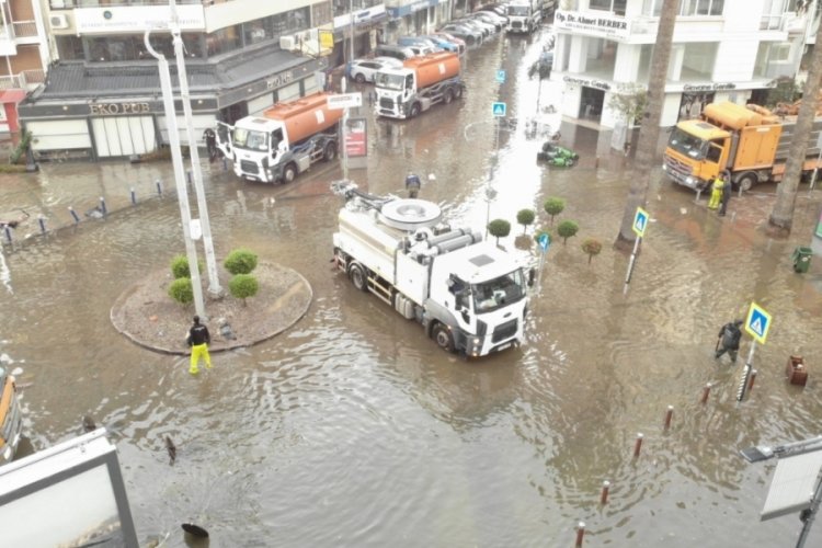 İzmir'de fırtınanın verdiği hasar havadan g&ouml;r&uuml;nt&uuml;lendi