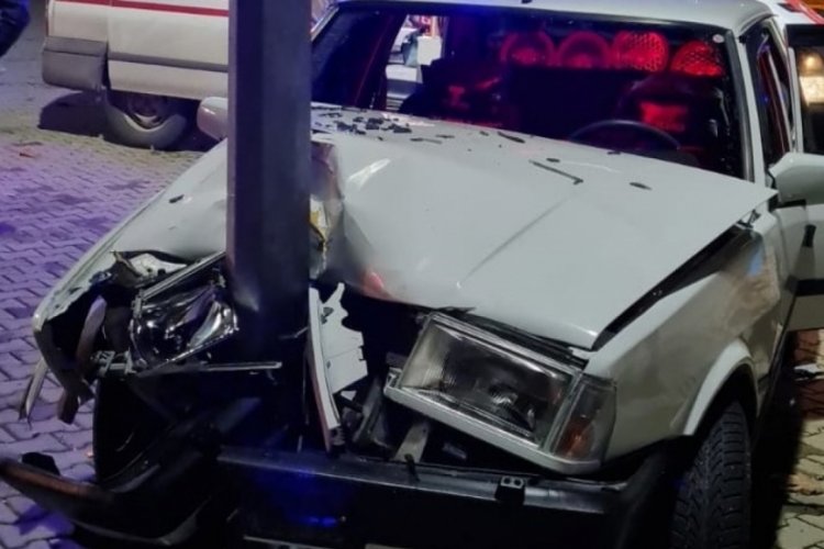 Bursa'da elektrik direğine &ccedil;arpan otomobil s&uuml;r&uuml;c&uuml;s&uuml; yaralandı