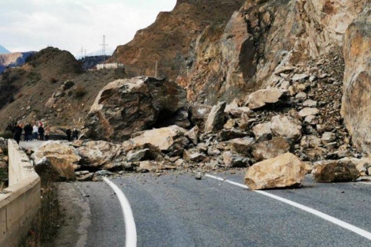 Artvin'de heyelan; kayalar kara yoluna d&uuml;şt&uuml;