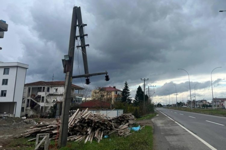 Sakarya'da kuvvetli r&uuml;zgar elektrik direklerini yıktı