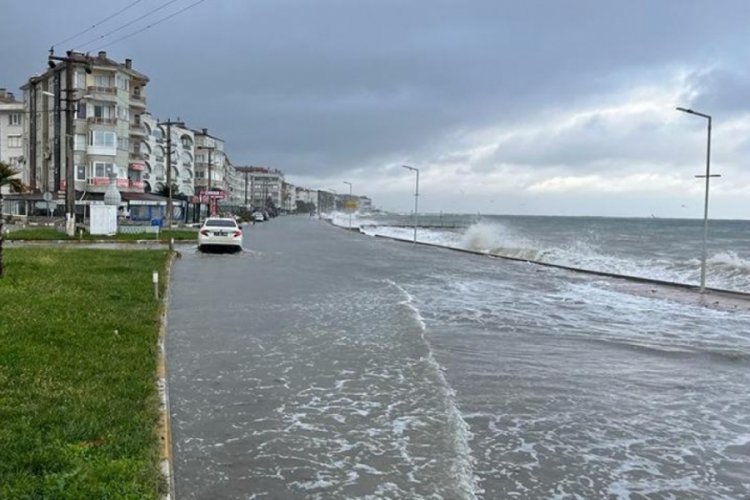 Yalova'da deniz ile kara birleşti!