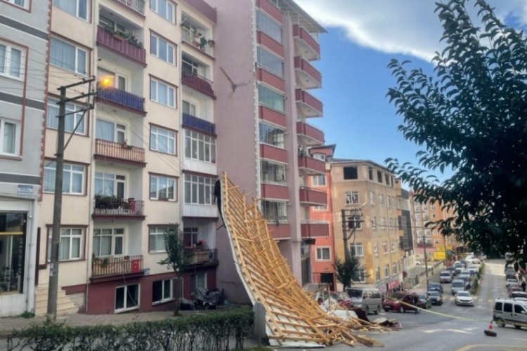 Giresun'da motosiklet s&uuml;r&uuml;c&uuml;s&uuml; u&ccedil;an &ccedil;atının altında kaldı