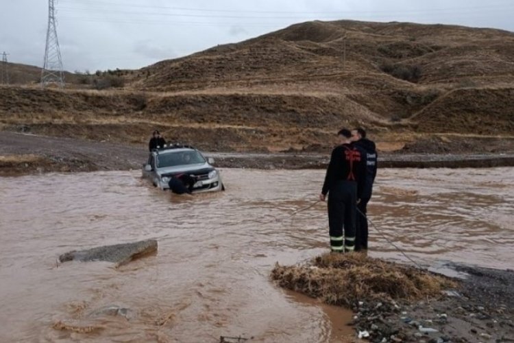 &Ccedil;ankırı'da &ccedil;ay i&ccedil;erisinde mahsur kalan pikaptaki vatandaşı itfaiye kurtarıldı
