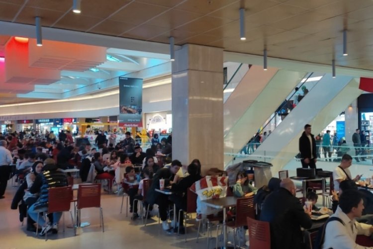 Yağmurlu hava nedeniyle hafta sonu Bursalılar b&uuml;y&uuml;k mağazalara akın etti