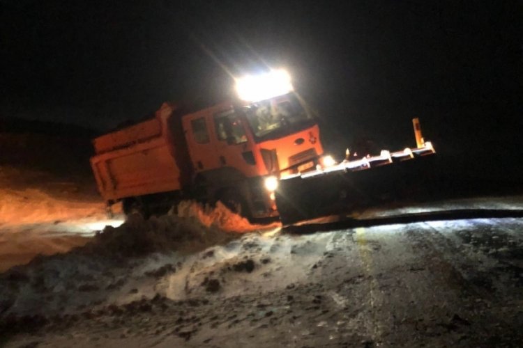 Artvin'de otob&uuml;s kara saplandı, yolda yolcular mahsur kaldı