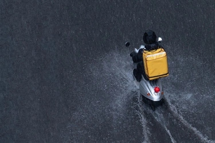 Manisa'da motosiklet ve scooter s&uuml;r&uuml;c&uuml;lerinin trafiğe &ccedil;ıkması yasaklandı
