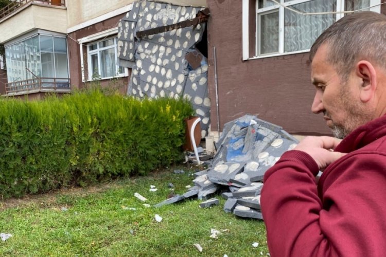 Ankara'da şiddetli r&uuml;zgar binanın dış kaplamasını u&ccedil;urdu: 1 yaralı