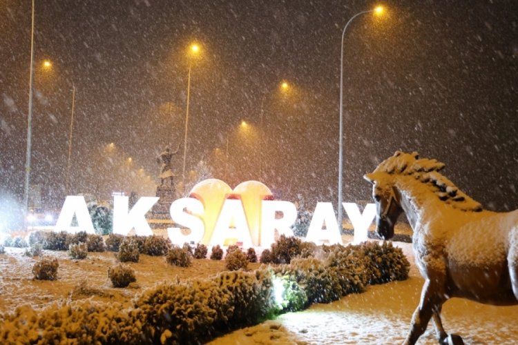 Aksaray'da fırtına, yerini lapa lapa kar yağışına bıraktı