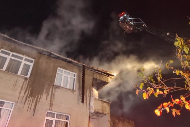 İstanbul &ccedil;atıdan daireye sı&ccedil;rayan yangın s&ouml;nd&uuml;r&uuml;ld&uuml;