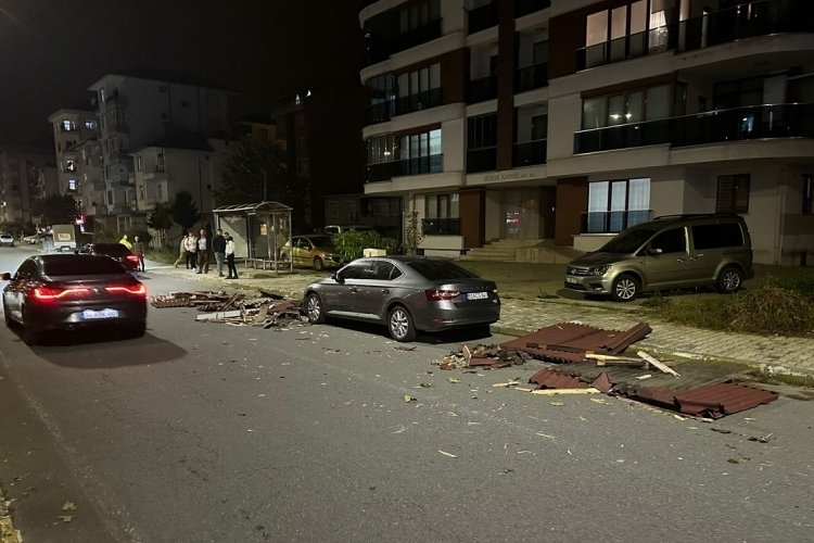 Rize'de etkili olan şiddetli r&uuml;zgarda 8 evin &ccedil;atısı u&ccedil;tu