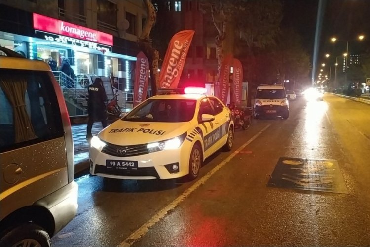&Ccedil;orum'da minib&uuml;s&uuml;n &ccedil;arptığı gen&ccedil; kız ağır yaralandı