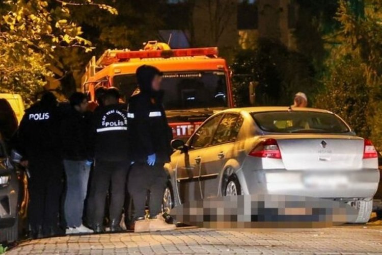 İstanbul'da el frenini &ccedil;ekmeden indi: Otomobilin altında kaldı!