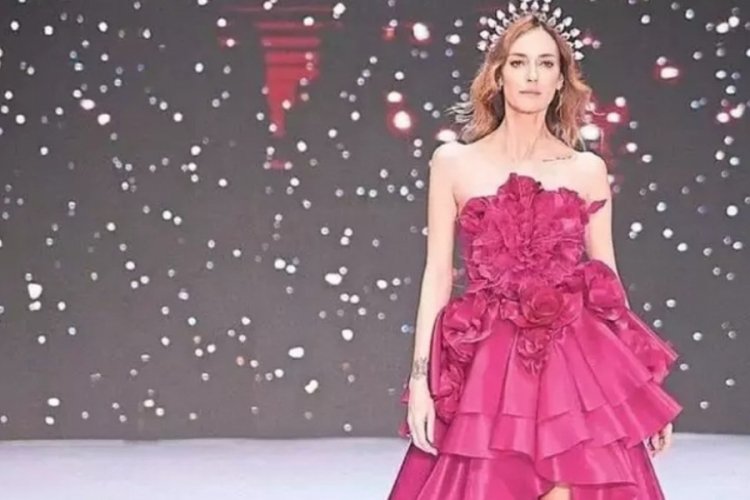 Sema Şimşek podyumda yere d&uuml;şt&uuml;