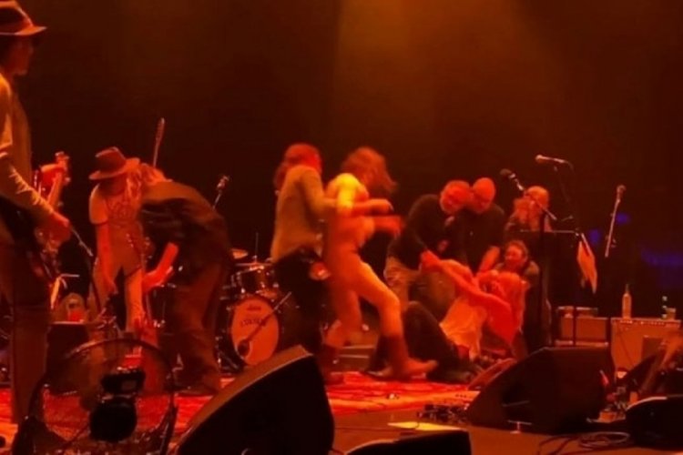 Rock konserinde gitarist ve solist sahnede birbirine girdi!
