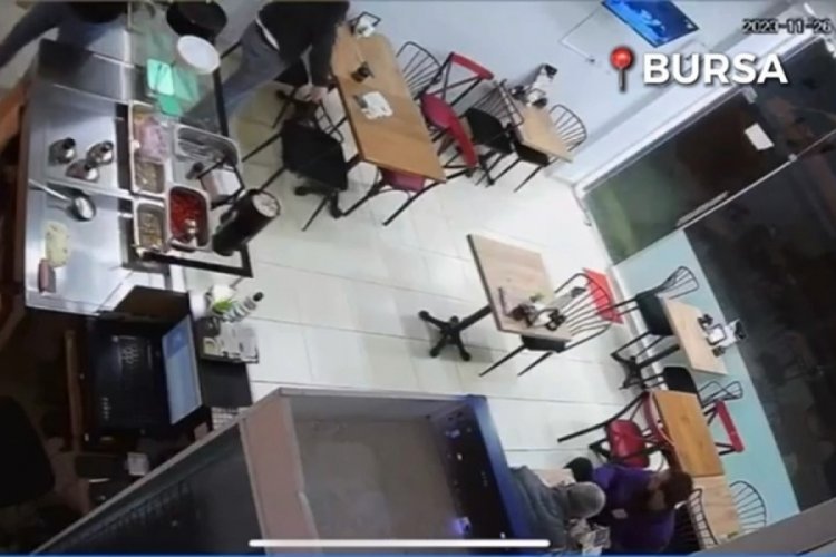 Bursa'da işyerinin kapısı lodosun etkisiyle parampar&ccedil;a oldu