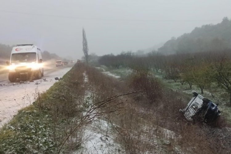 Bursa'da otomobil karşı istikametten gelen başka bir araca &ccedil;arptı! 3 yaralı