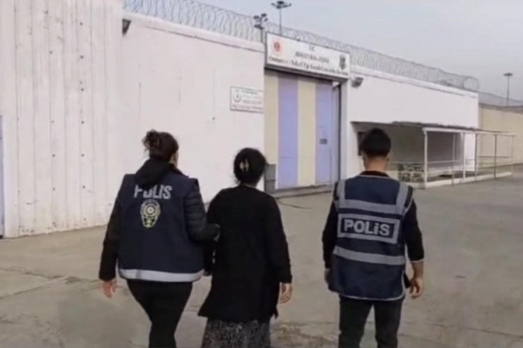 Hırsızlık su&ccedil;undan aranan 2 kuma evin gizli b&ouml;lmesinde yakalandı