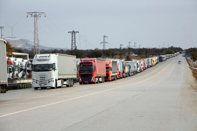 Balkanlar'da yollar kapandı! 20 kilometre tır kuyruğu oluştu