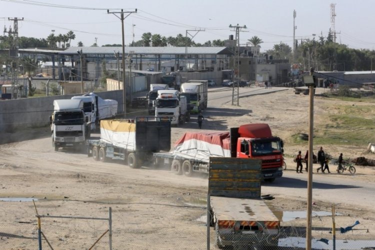 Gazze Şeridi'ne d&uuml;n insani yardım taşıyan 150 tır girdi