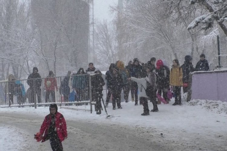 Erzurum'da &ouml;ğrenciler evlerine d&ouml;nmek i&ccedil;in yine zor anlar yaşadı