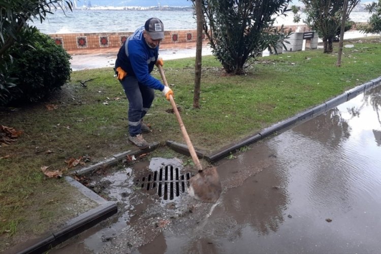 Kocaeli'de fırtına nedeniyle y&uuml;kselen deniz seviyesi normale d&ouml;nd&uuml;