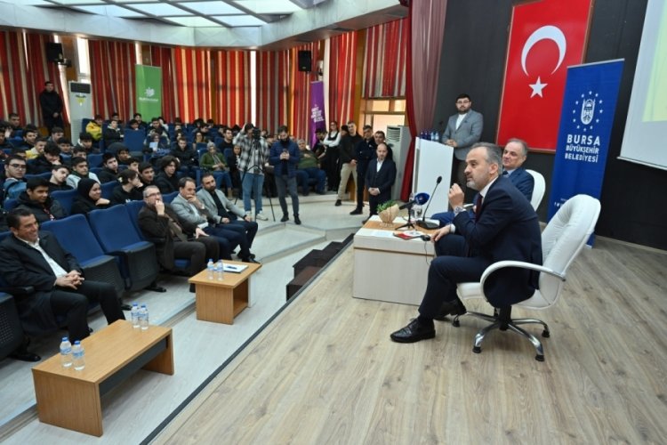 Bursa'da Başkan Aktaş tecr&uuml;belerini ve tavsiyelerini gen&ccedil;lerle paylaştı