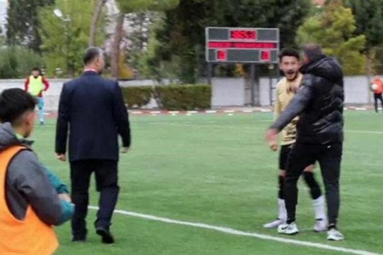Burdur'da şok g&ouml;r&uuml;nt&uuml;ler! Hocası &ccedil;ılgına d&ouml;nd&uuml;, kırmızı kart g&ouml;ren kaptanı tokatladı