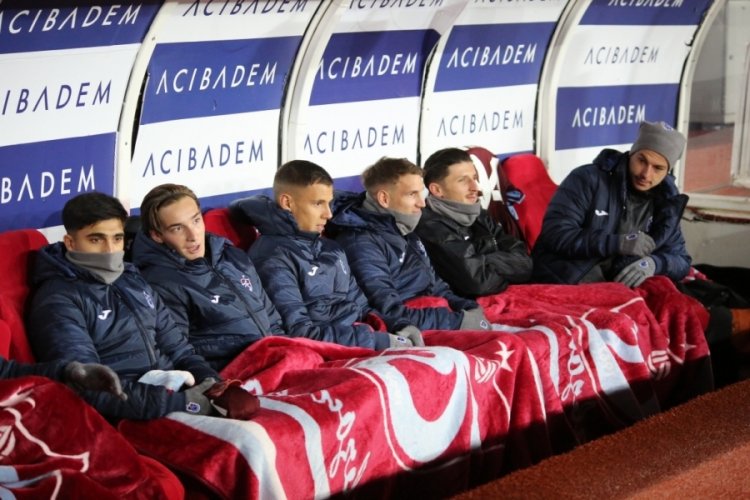 Trabzonlu futbolcular battaniyelere sarıldı