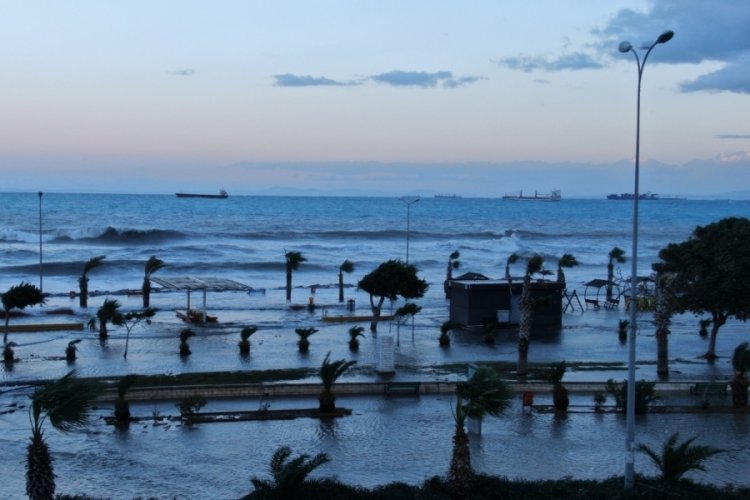 Hatay İskenderun'da 4 okulda eğitime bir g&uuml;n ara verildi