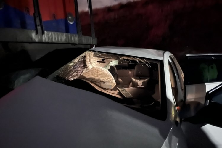Diyarbakır'da lokomotif otomobile &ccedil;arptı: 5 yaralı