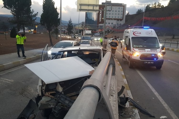 Karab&uuml;k'te ref&uuml;jdeki duvara &ccedil;arpan otomobilin s&uuml;r&uuml;c&uuml;s&uuml; &ouml;l&uuml;mden d&ouml;nd&uuml;