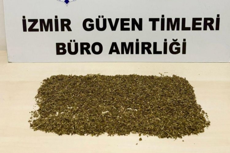 İzmir'de sokak arasında uyuşturucu ticaretine polis baskını