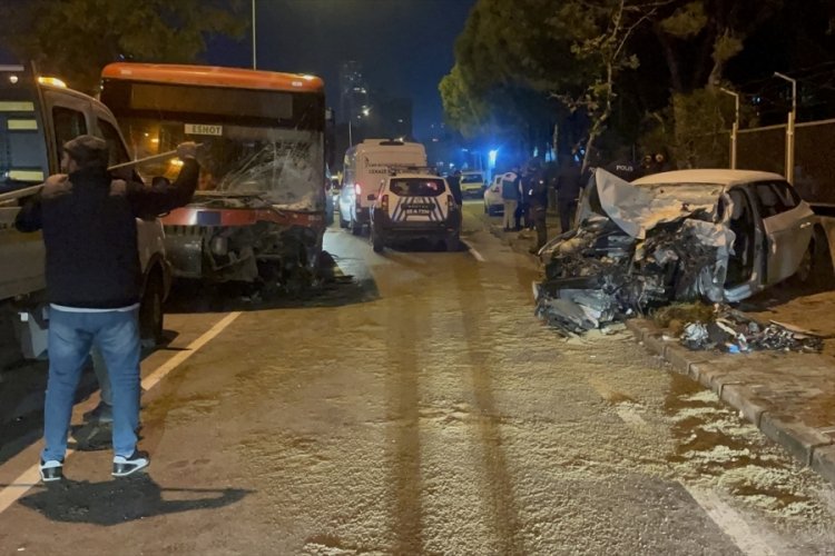 İzmir'de belediye otob&uuml;s&uuml; ile otomobil &ccedil;arpıştı! 1 &ouml;l&uuml;, 2 yaralı