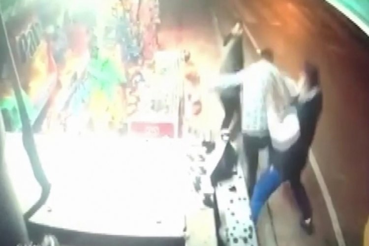 Bursa'da bı&ccedil;akla &ccedil;evreye zarar veren şahsı gen&ccedil;ler etkisiz hale getirdi