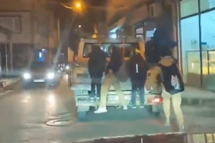 Bursa'da &ccedil;ocuklar kamyonetin arkasına asılarak yolculuk yaptı!