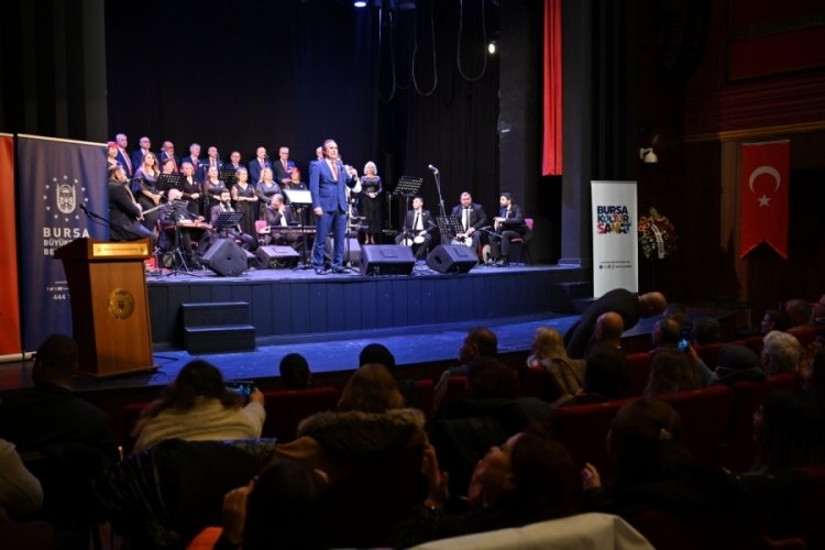 Bursalı muhtarlar, sahnede solist olarak vatandaşların karşısına &ccedil;ıktı