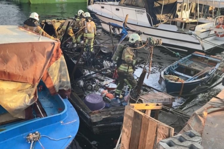 İstanbul'da sahilde tekne alev alev yandı