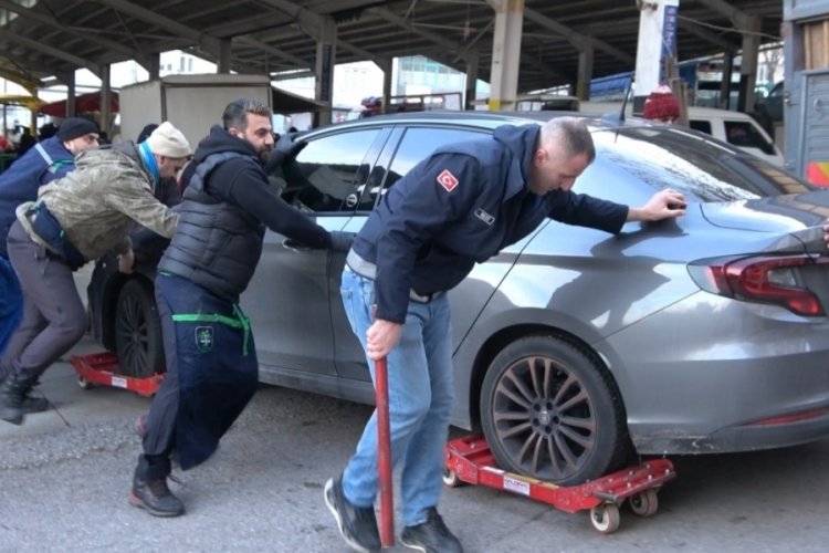 Bursa'da y&uuml;zlerce kiloluk otomobilleri pazar arabası taşır gibi g&ouml;t&uuml;rd&uuml;ler