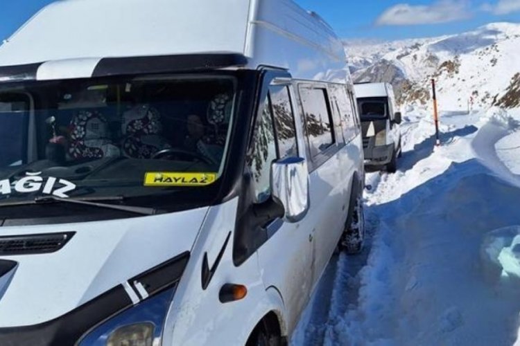 Hakkari'de yol kapandı: 30 kişi mahsur kaldı