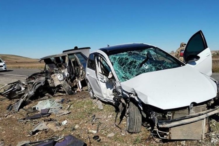 Diyarbakır'da korkun&ccedil; kaza: 2 &ouml;l&uuml;, 1 yaralı