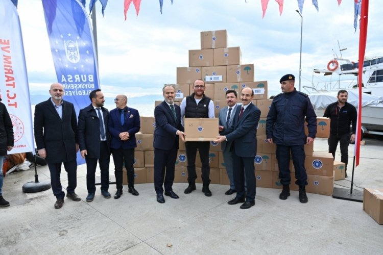 Bursa'da Başkan Aktaş ağlara takılan balıkları topladı