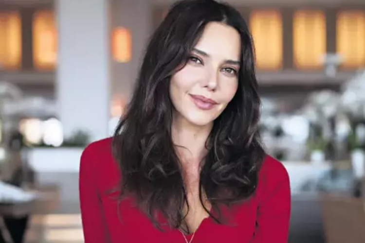 Hande Ataizi kimdir?